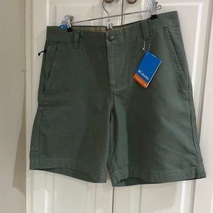NWT olive green men’s Columbia shorts